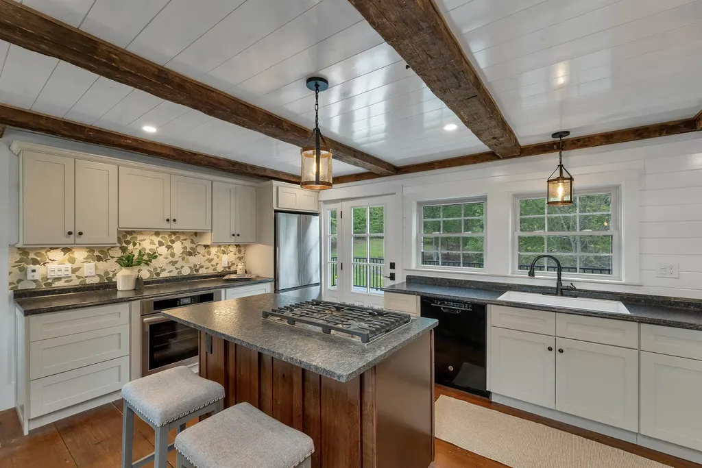 52 Lyford Road Brookfield NH 03872