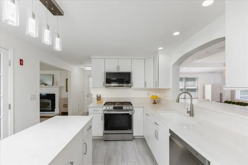 4 Applewood Lane Salem NH 03079