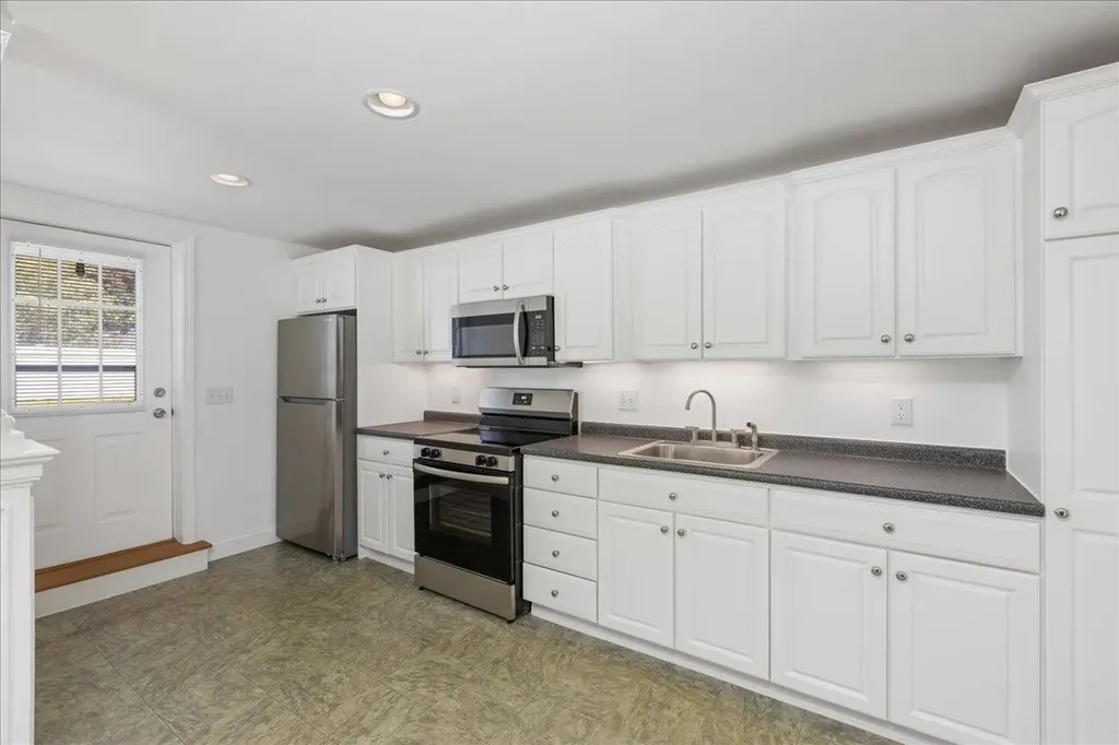4 Applewood Lane Salem NH 03079