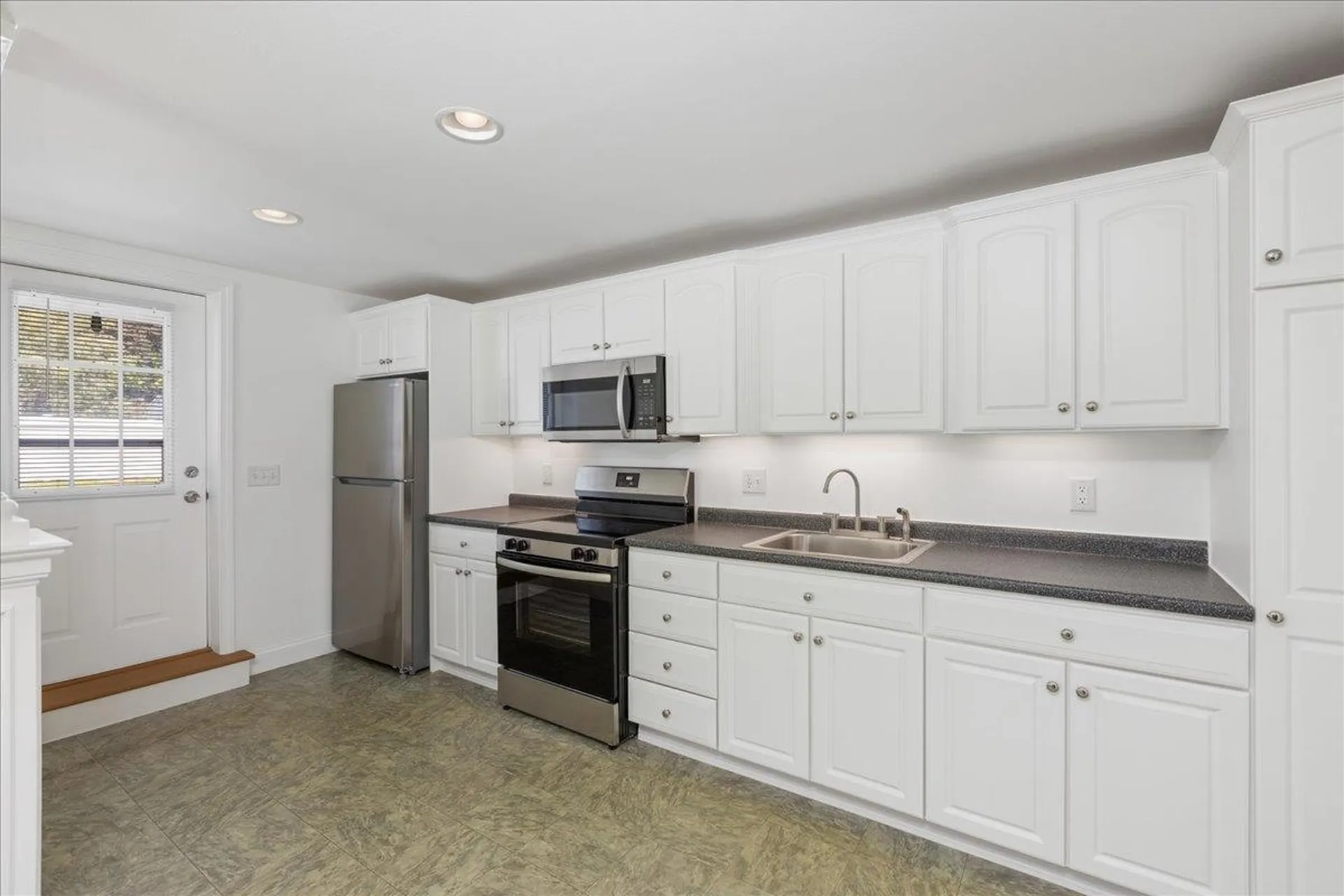 4 Applewood Lane Salem NH 03079