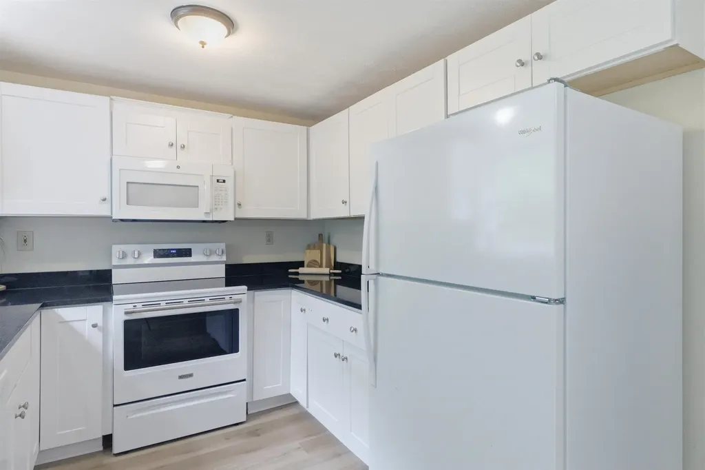 21 Sullivan Court Salem NH 03079