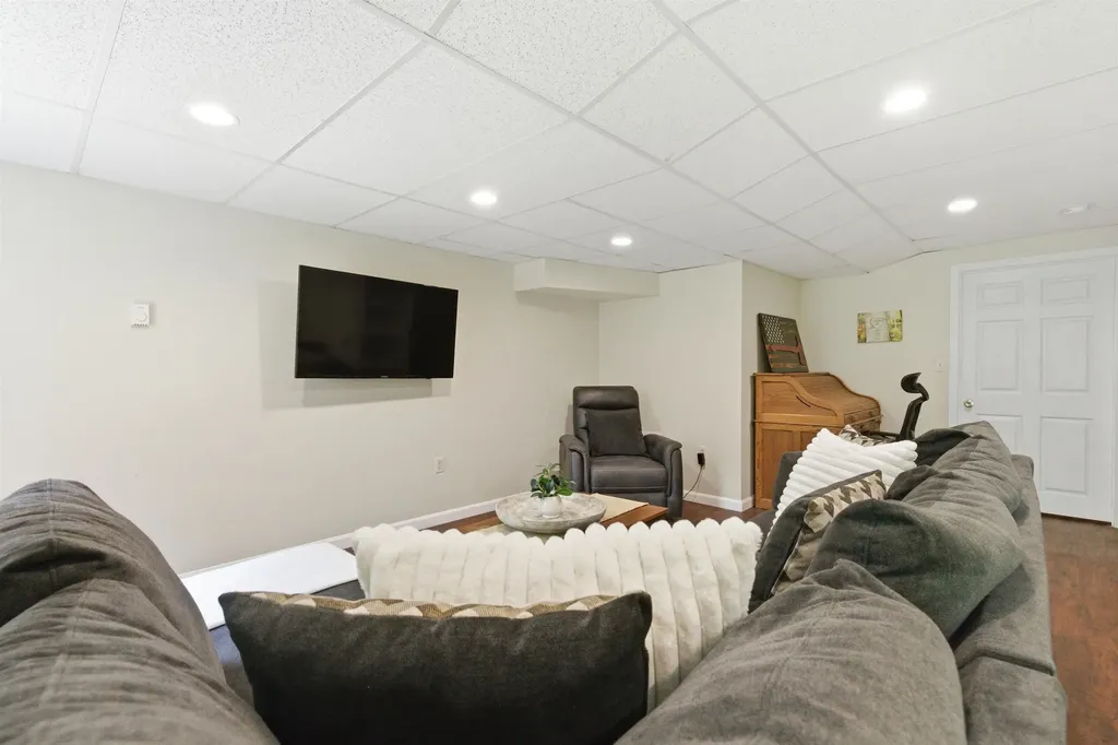 21 Sullivan Court Salem NH 03079