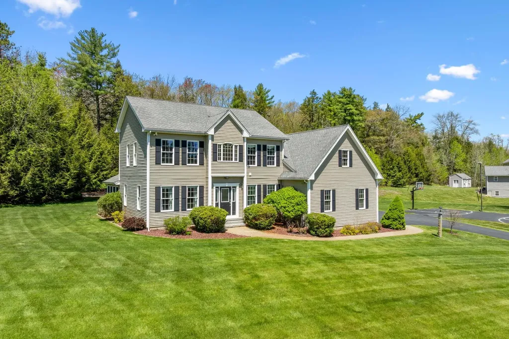 17 Mcqueston Drive Auburn NH 03032