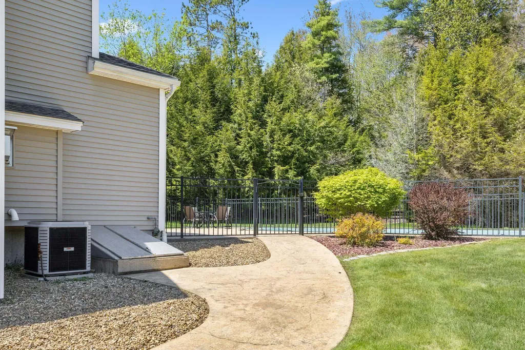 17 Mcqueston Drive Auburn NH 03032