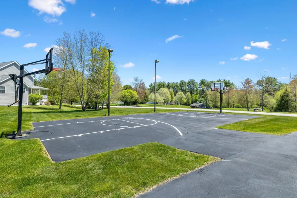 17 Mcqueston Drive Auburn NH 03032