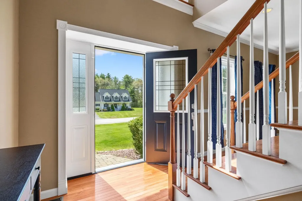 17 Mcqueston Drive Auburn NH 03032