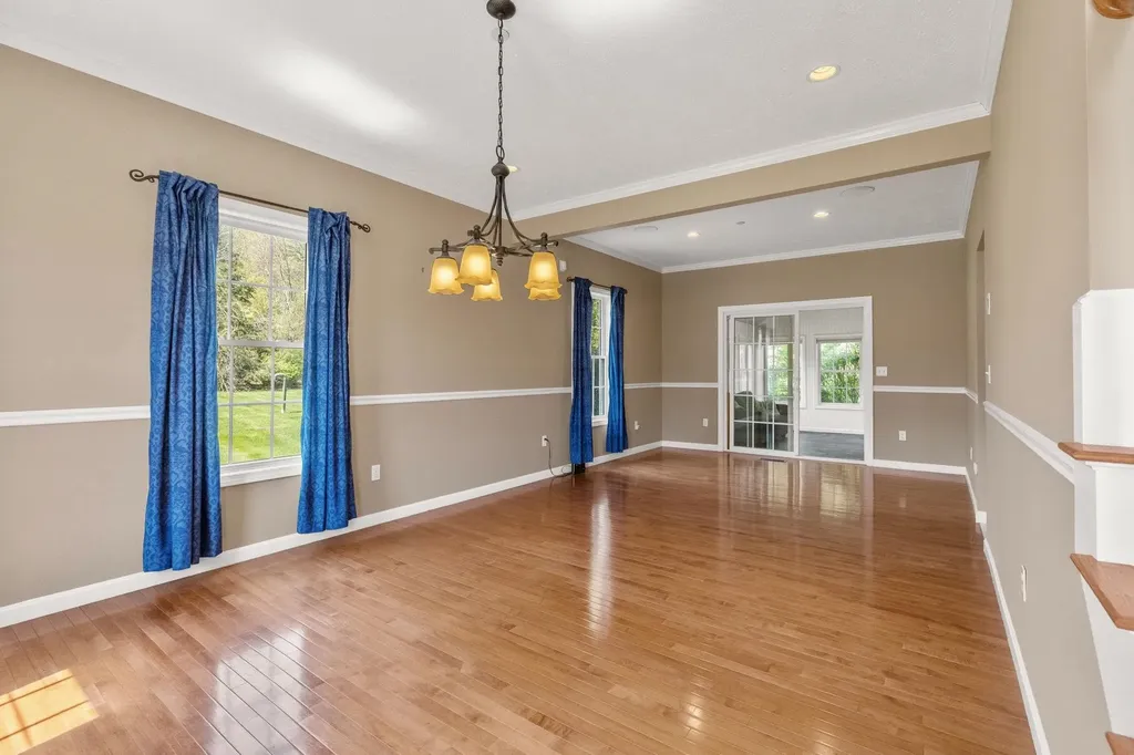 17 Mcqueston Drive Auburn NH 03032