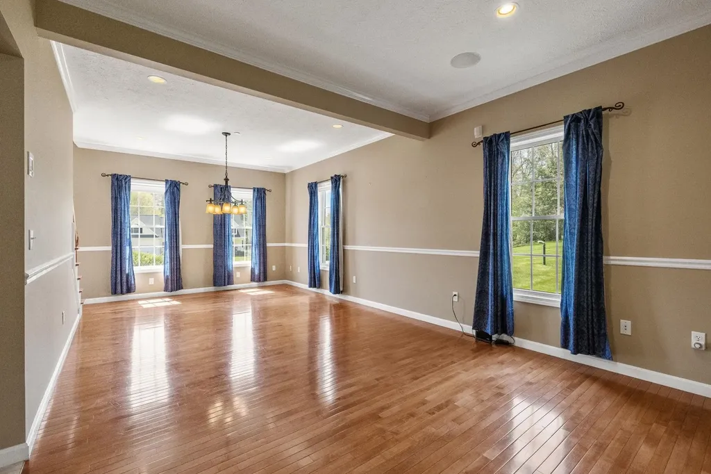 17 Mcqueston Drive Auburn NH 03032