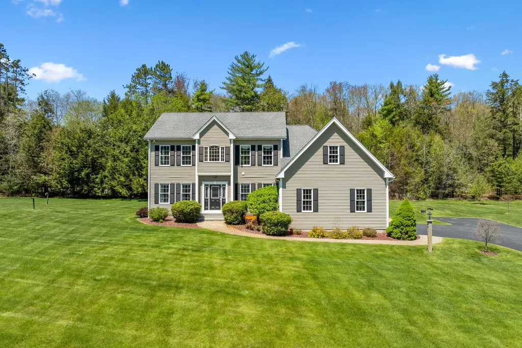 17 Mcqueston Drive Auburn NH 03032