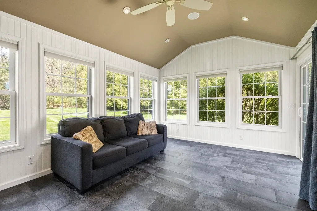 17 Mcqueston Drive Auburn NH 03032