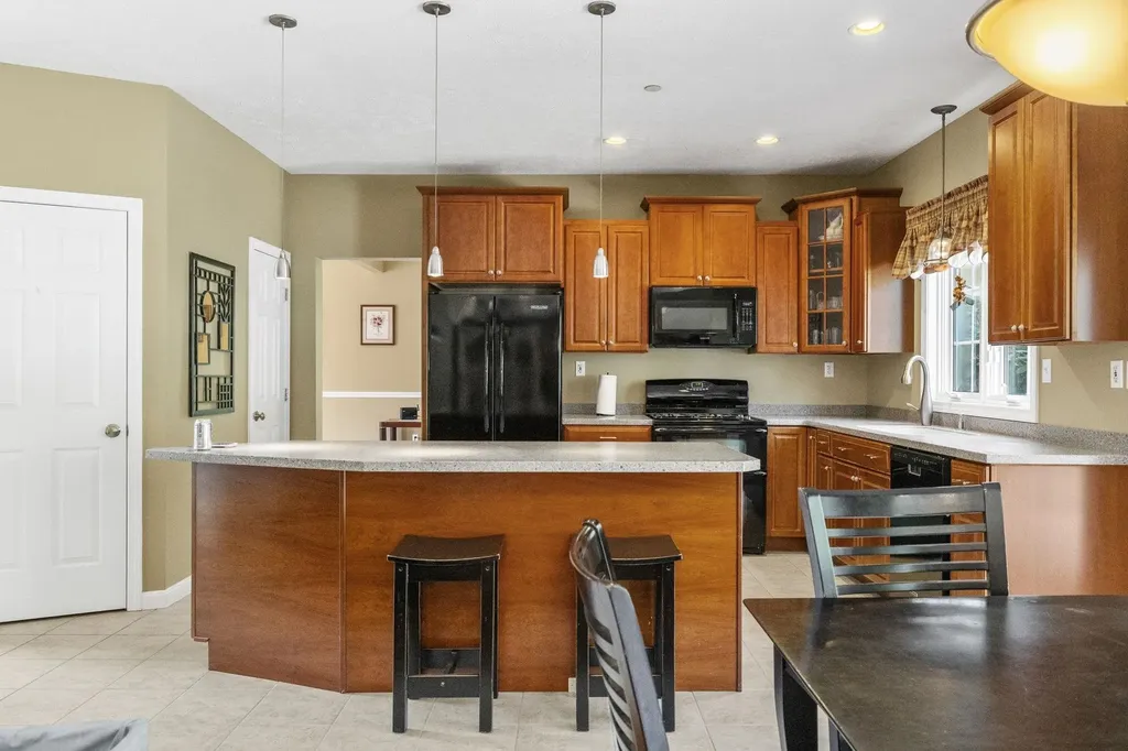 17 Mcqueston Drive Auburn NH 03032