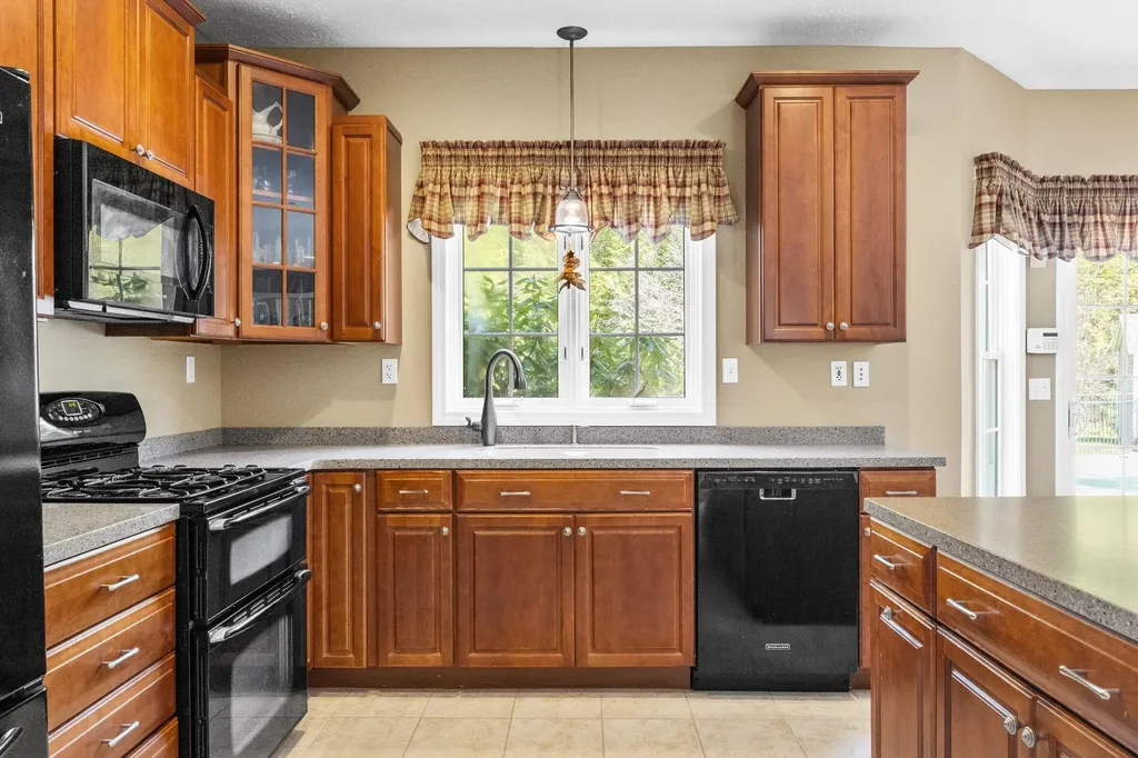 17 Mcqueston Drive Auburn NH 03032