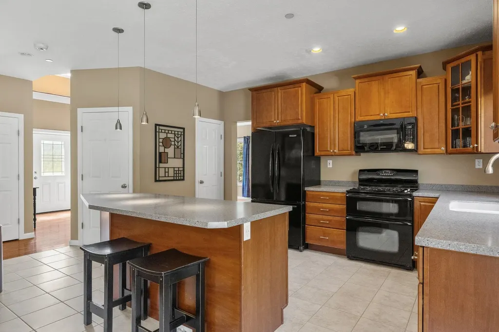 17 Mcqueston Drive Auburn NH 03032