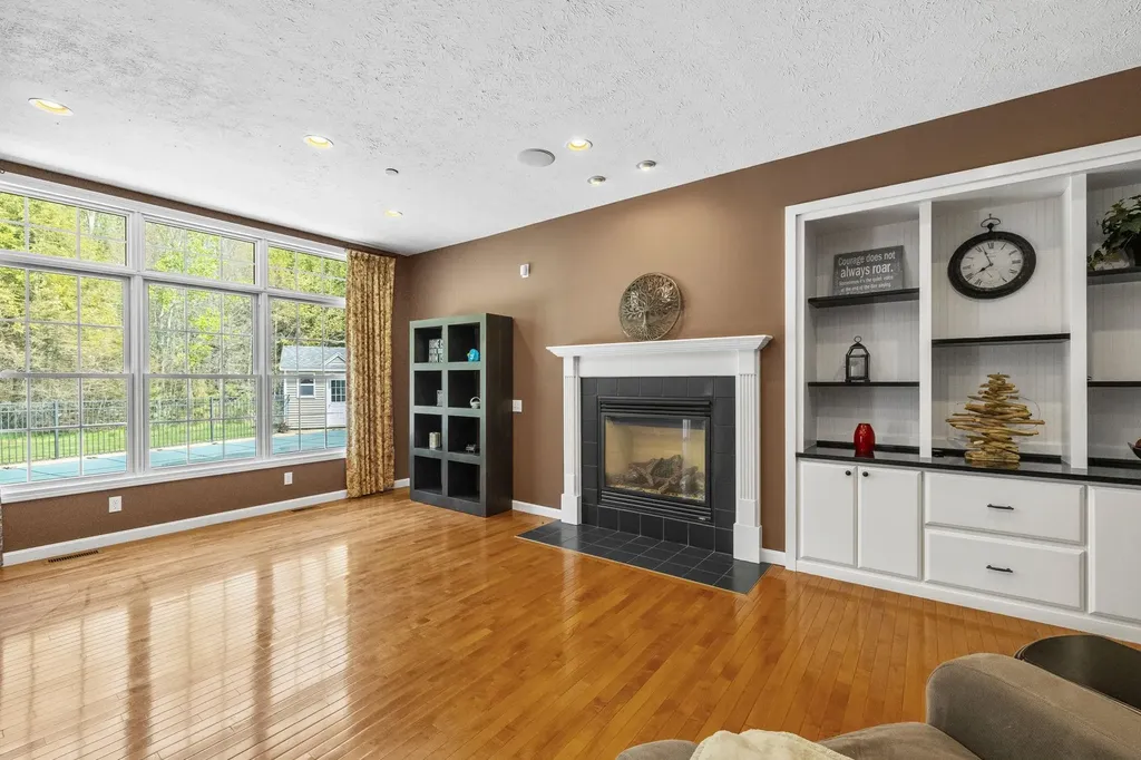 17 Mcqueston Drive Auburn NH 03032