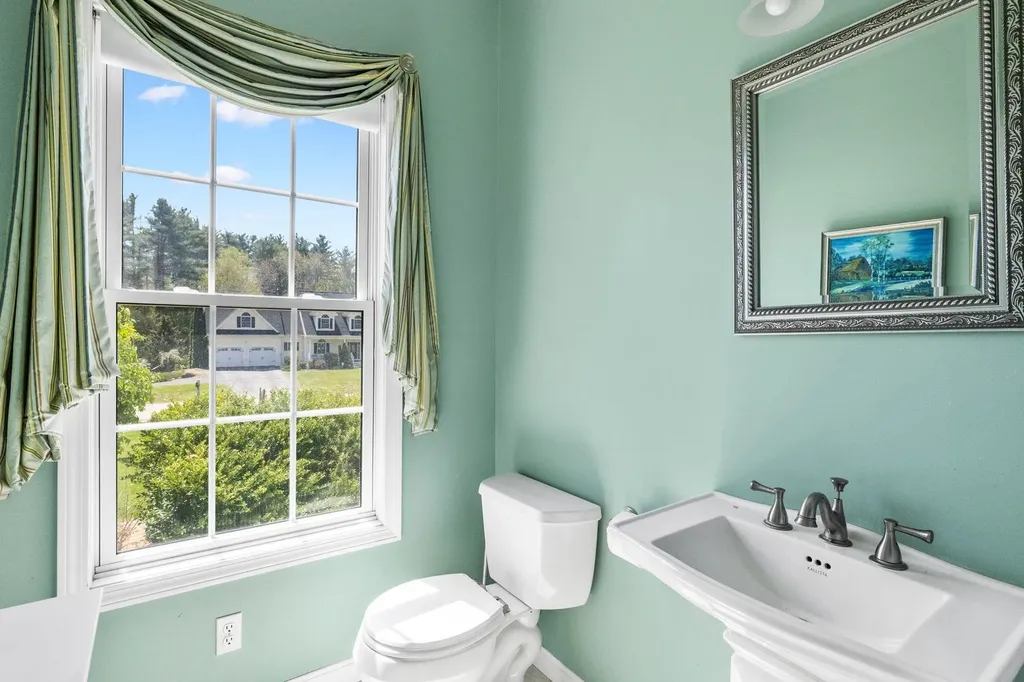 17 Mcqueston Drive Auburn NH 03032