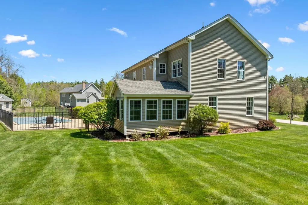 17 Mcqueston Drive Auburn NH 03032