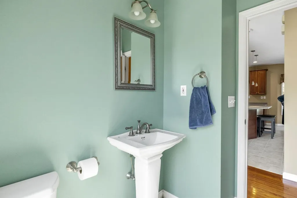17 Mcqueston Drive Auburn NH 03032