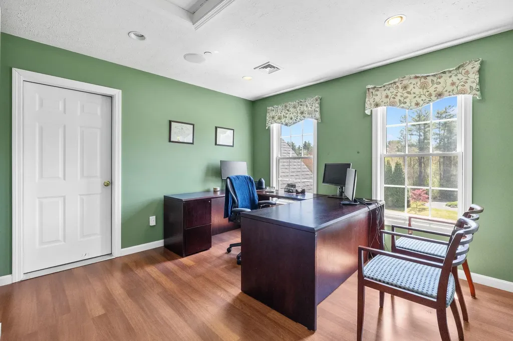 17 Mcqueston Drive Auburn NH 03032