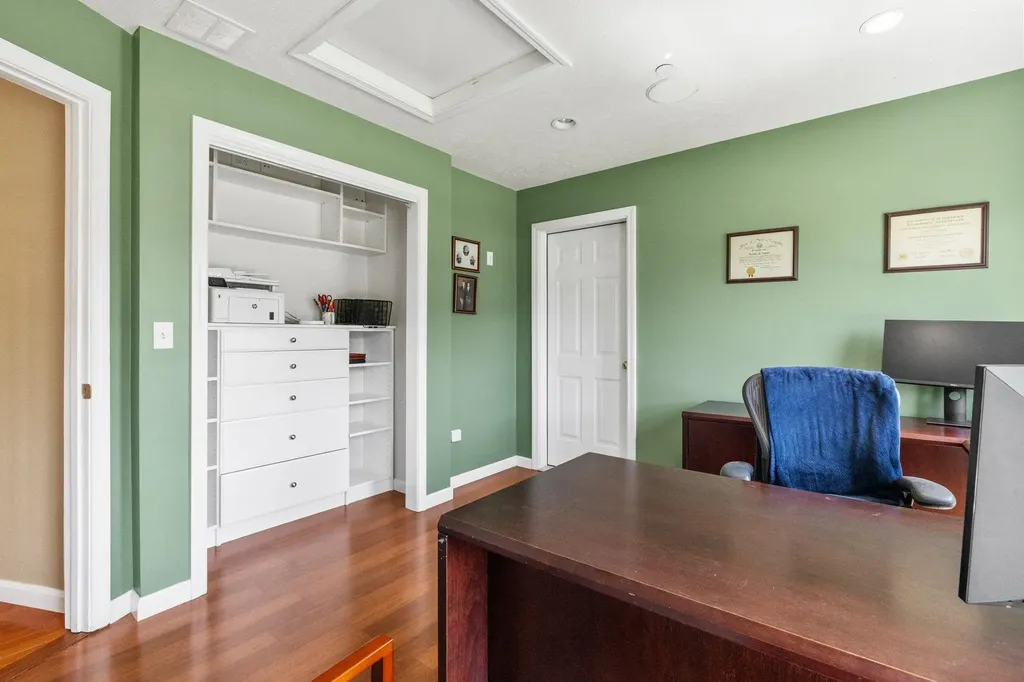17 Mcqueston Drive Auburn NH 03032
