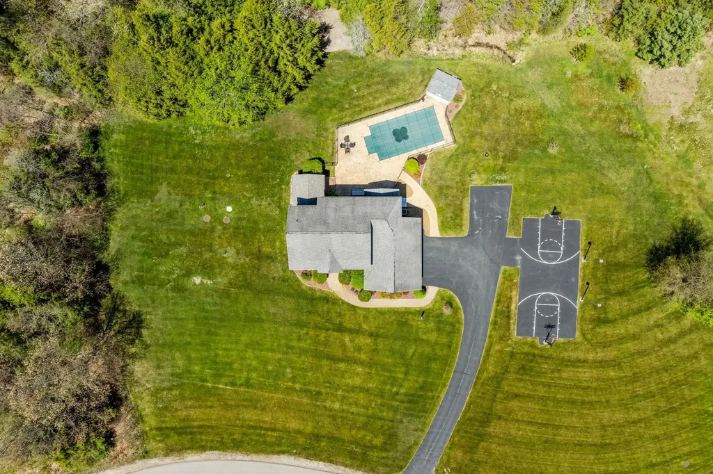 17 Mcqueston Drive Auburn NH 03032