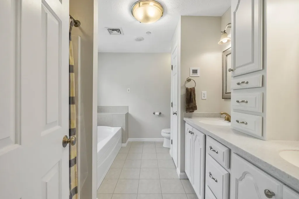 17 Mcqueston Drive Auburn NH 03032