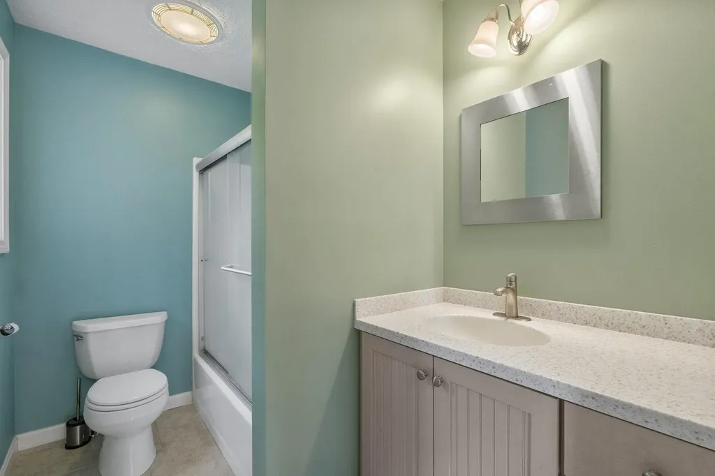 17 Mcqueston Drive Auburn NH 03032