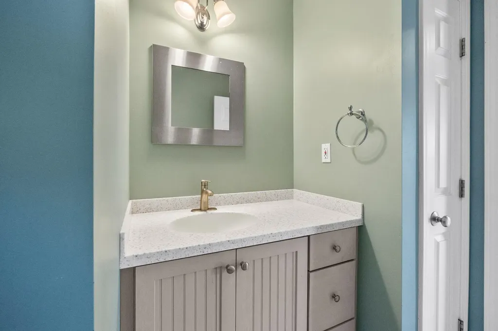 17 Mcqueston Drive Auburn NH 03032