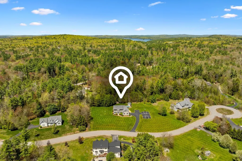 17 Mcqueston Drive Auburn NH 03032