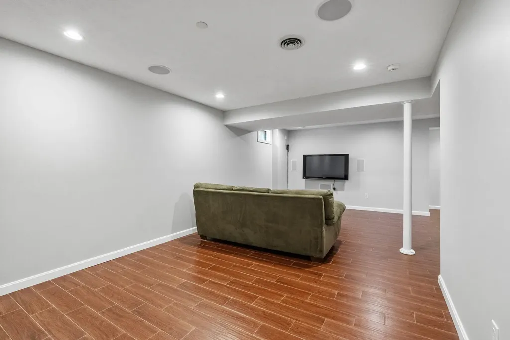 17 Mcqueston Drive Auburn NH 03032