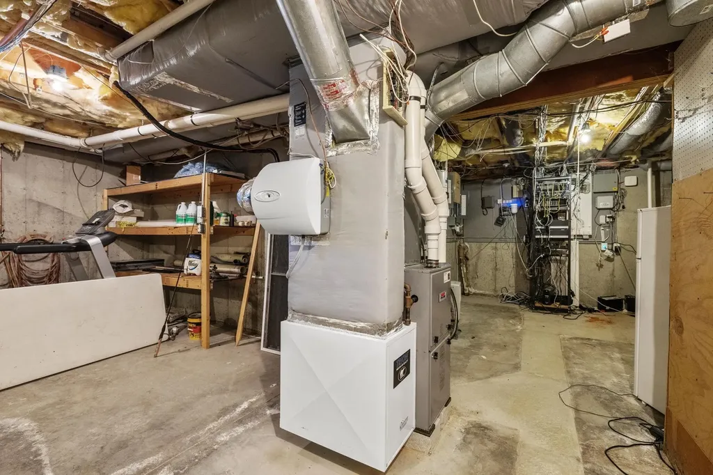 17 Mcqueston Drive Auburn NH 03032