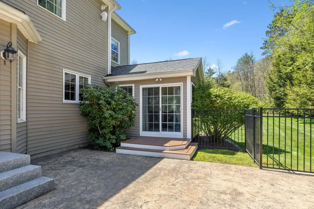 17 Mcqueston Drive Auburn NH 03032