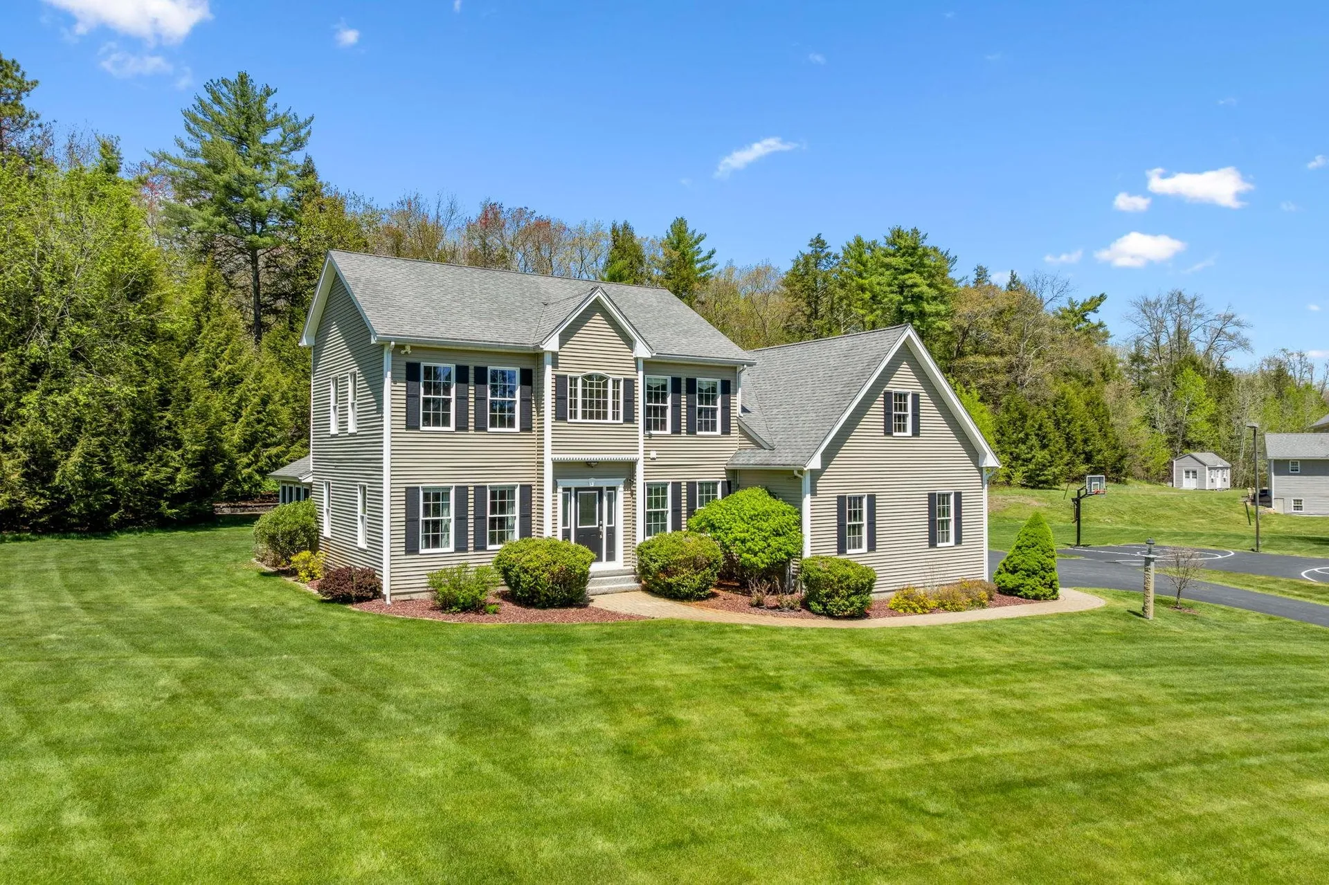 17 Mcqueston Drive Auburn NH 03032