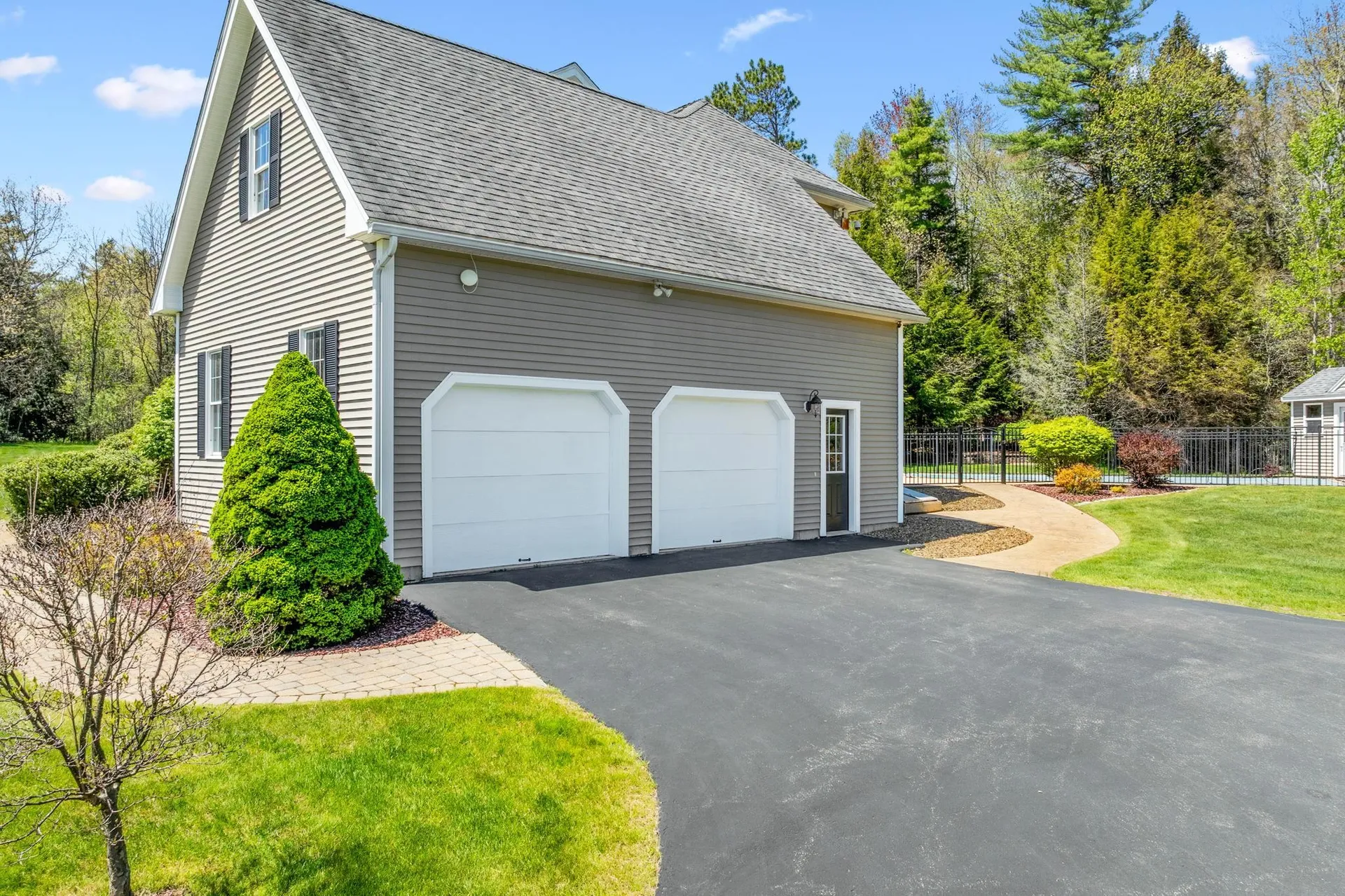 17 Mcqueston Drive Auburn NH 03032