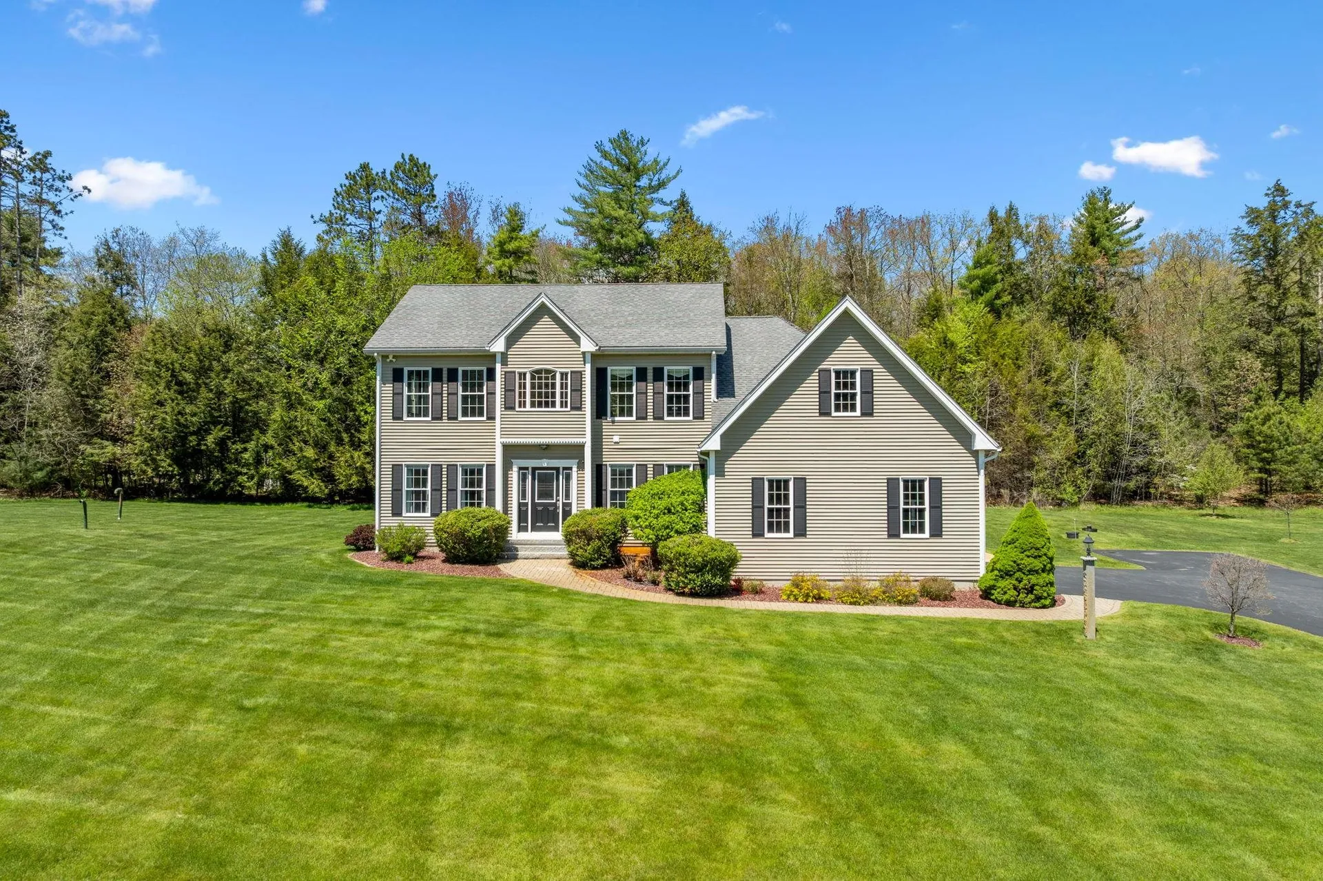 17 Mcqueston Drive Auburn NH 03032