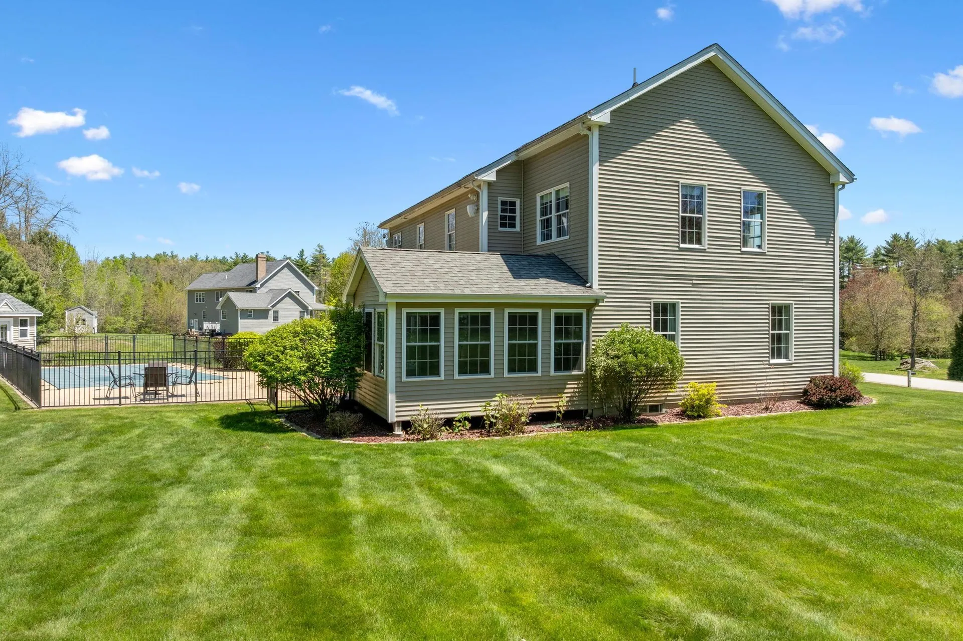 17 Mcqueston Drive Auburn NH 03032