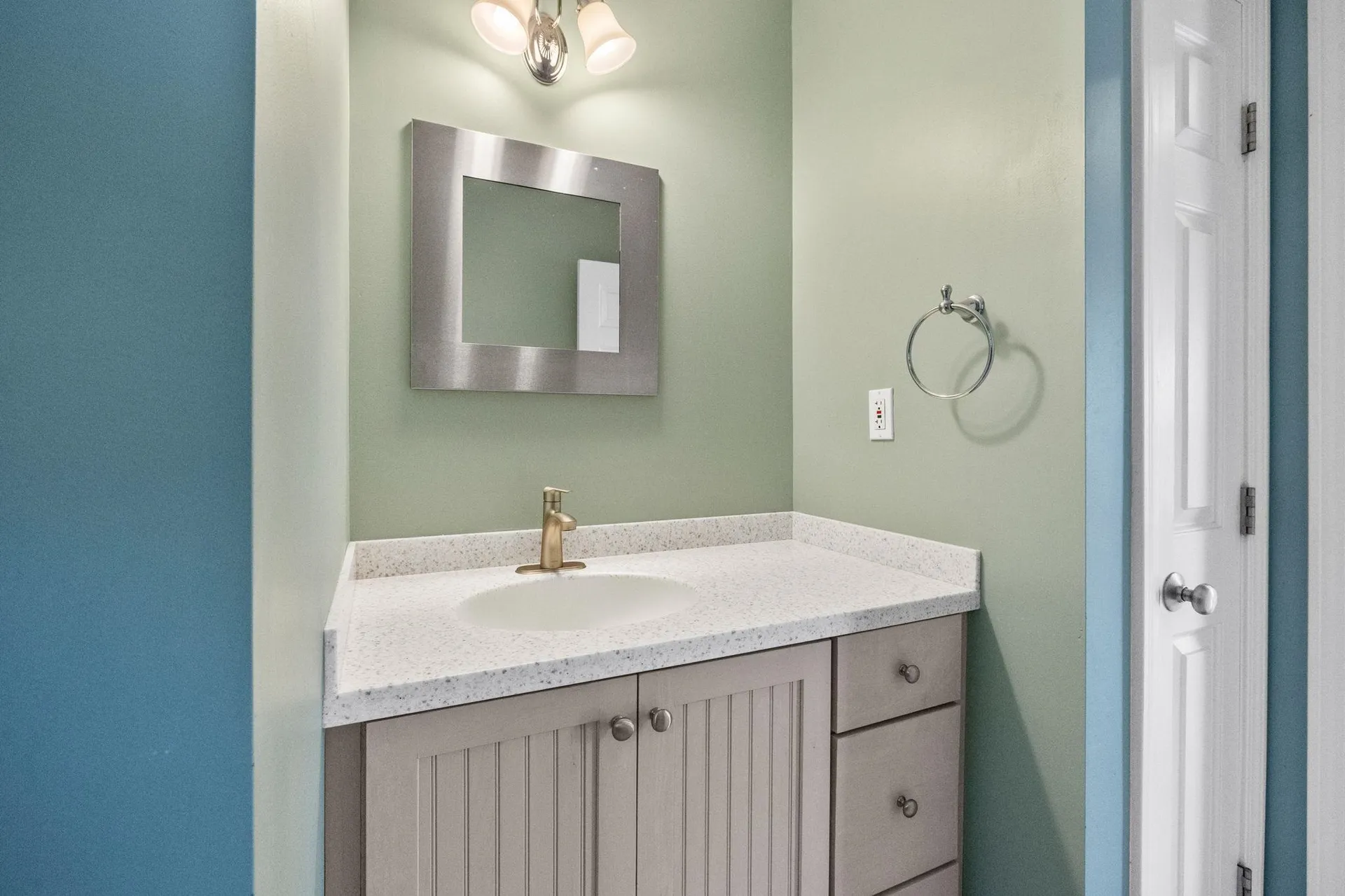17 Mcqueston Drive Auburn NH 03032
