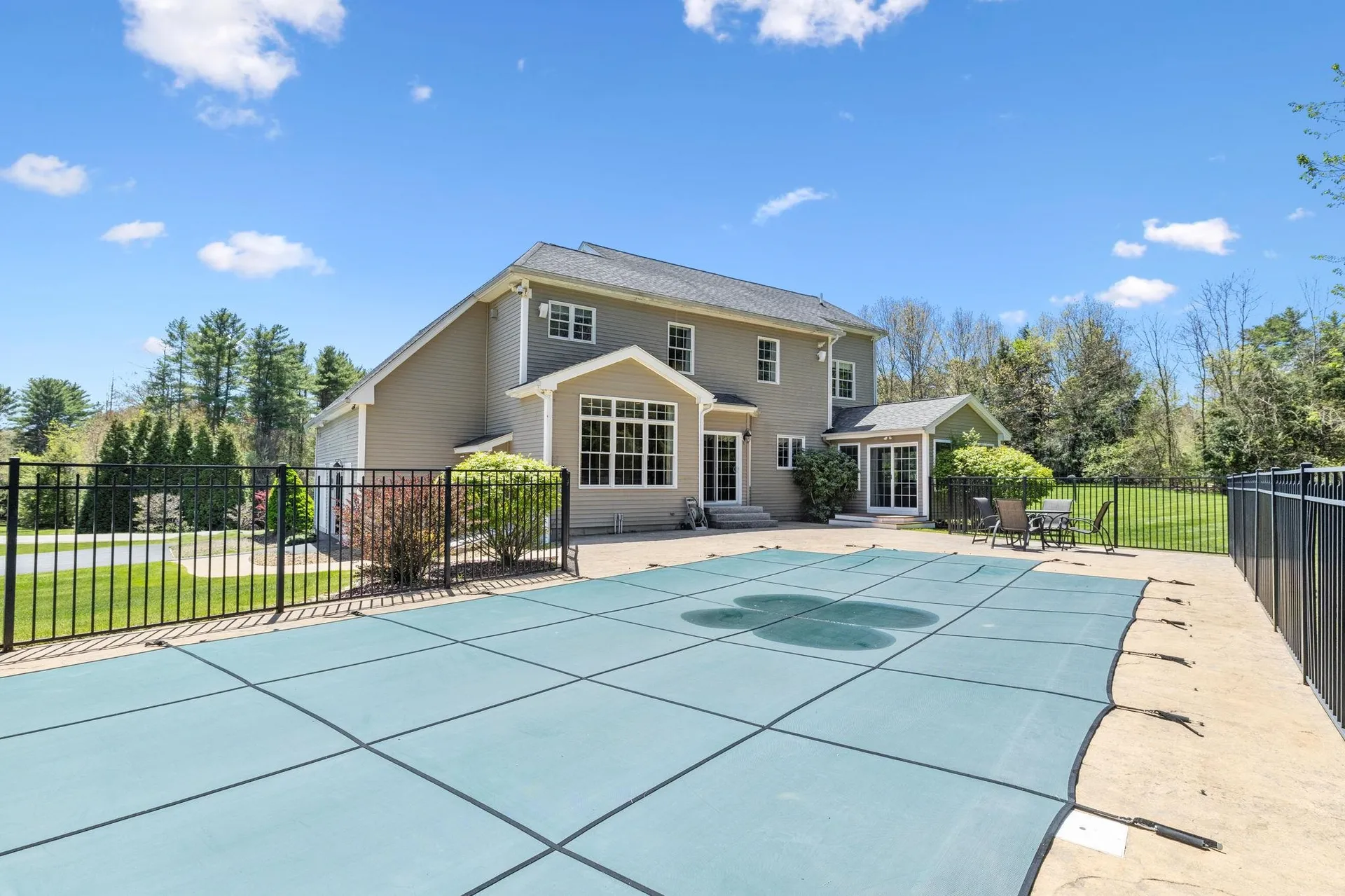 17 Mcqueston Drive Auburn NH 03032
