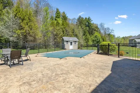 17 Mcqueston Drive Auburn NH 03032
