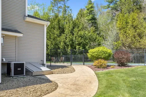 17 Mcqueston Drive Auburn NH 03032