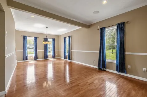 17 Mcqueston Drive Auburn NH 03032