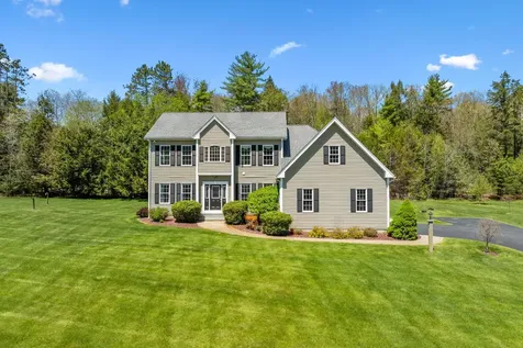 17 Mcqueston Drive Auburn NH 03032