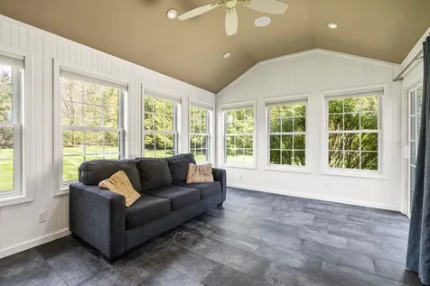 17 Mcqueston Drive Auburn NH 03032