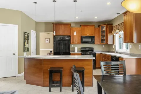 17 Mcqueston Drive Auburn NH 03032
