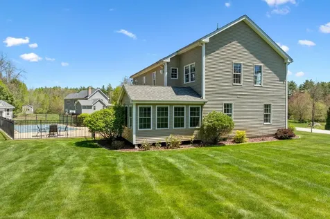 17 Mcqueston Drive Auburn NH 03032