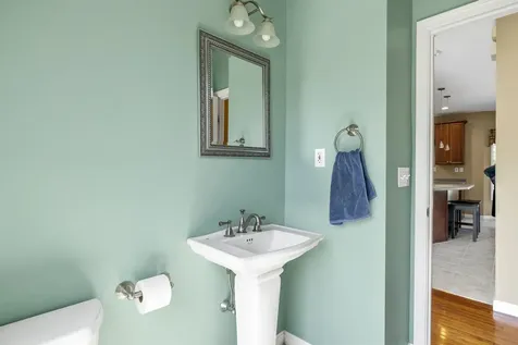 17 Mcqueston Drive Auburn NH 03032