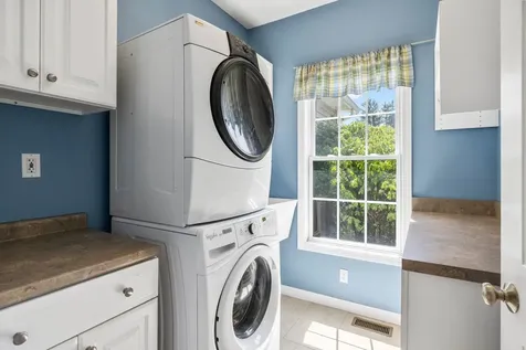 17 Mcqueston Drive Auburn NH 03032