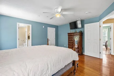 17 Mcqueston Drive Auburn NH 03032