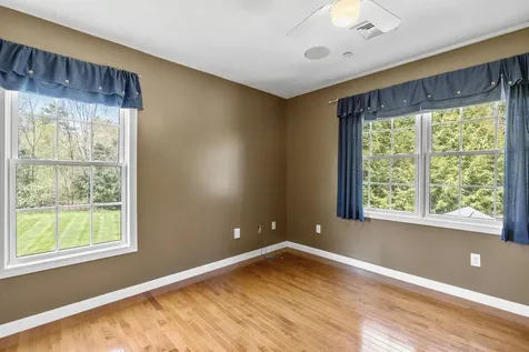 17 Mcqueston Drive Auburn NH 03032