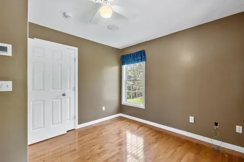 17 Mcqueston Drive Auburn NH 03032