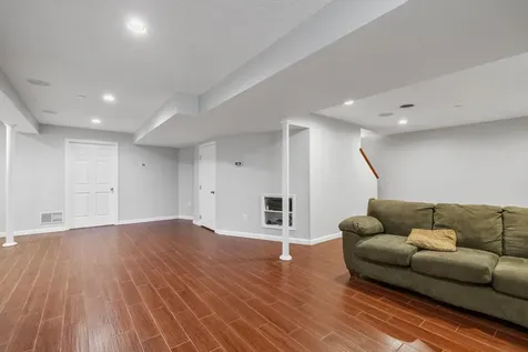 17 Mcqueston Drive Auburn NH 03032